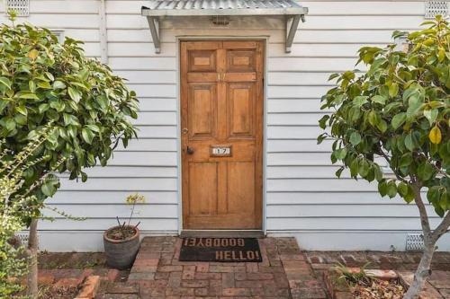 South Hobart Casa | Irresistible renovated 1840 inner-city cottage