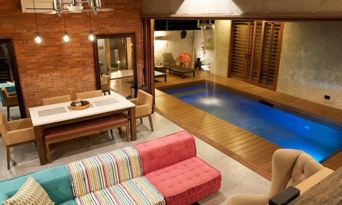 Maribago Casa | ISLA VILLA 1 amazing waterfall pool house near beach, bars & restaurants