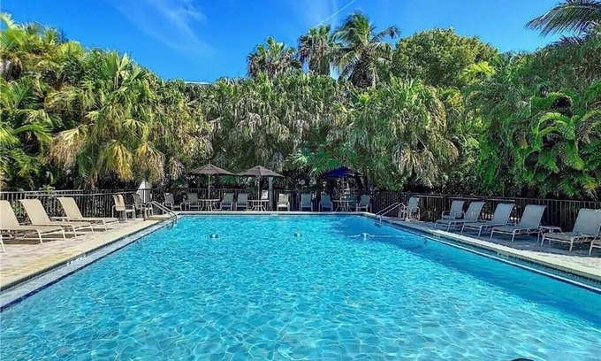 Sanibel Condominio | Island Beach Club #210A is a 2/2 vacation rental on Sanibel Island.