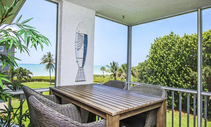 Sanibel Condominio | Island Beach Club 320C is a stunning 2brm 2 bathrm, Sanibel Beach View condo!