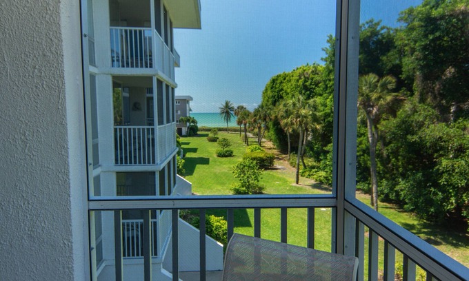 Sanibel Condominio | Island Beach Club #330B is a 2/2 vacation rental on Sanibel Island!