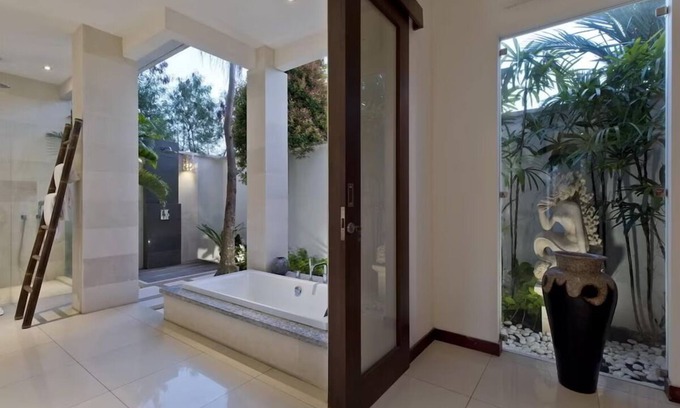 Portlock Casa | Island Breeze Manor - AC, Shared Pool, Ocean Views