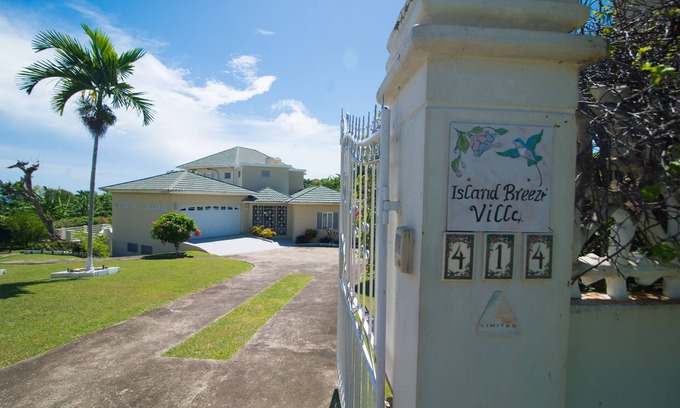 IronShore Estates Villa | Island Breeze Villa (1 noche gratis después de 7 noches en 2019-2020)