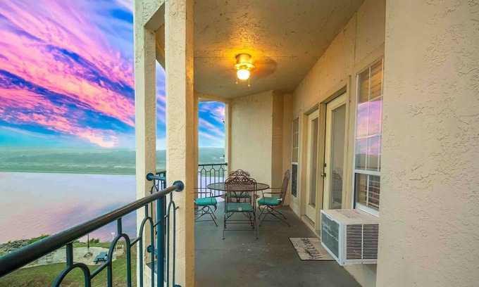 Highland Lake Estates Condominio | Vistas del atardecer en el lago Travis en el país de la colina. Mascota amigable