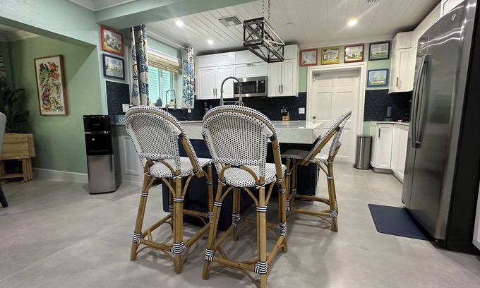 Coral Harbour Casa | Island Chic Vacation Manor in the tranquil community of Coral Harbour, Bahamas