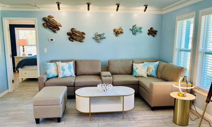 Biggar Casa | Island Escape - Beautiful New Remodeled Home with Pool