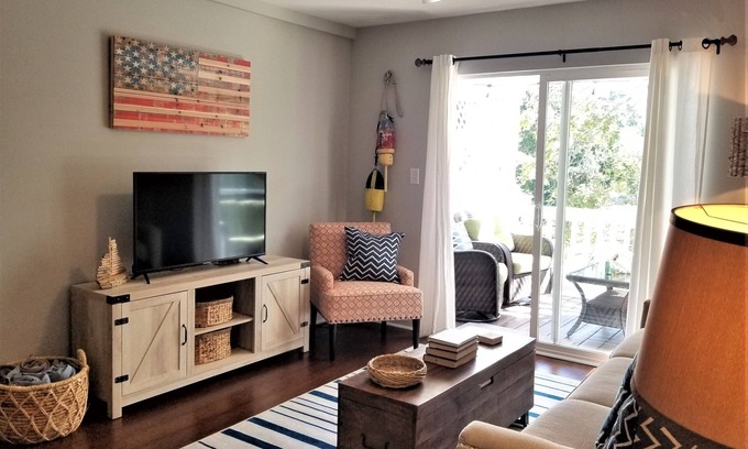Surfside Beach Casa | Island House D : Stylish Updated Townhome - Steps to the Beach w/ Pool!