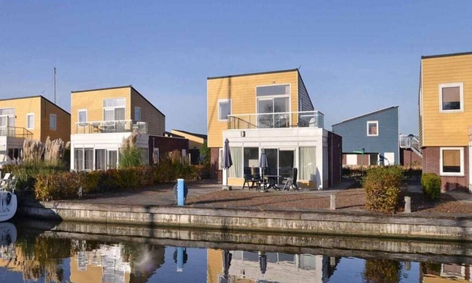 Oude-Tonge Casa | Casa de la isla con terraza cerca del agua. La casa adyacente Slaak 65 tiene el mismo diseño, puede ser