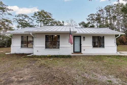 Tranquil Harbour Casa | Island Joy - Newly Renovated/Walk to the Beach!