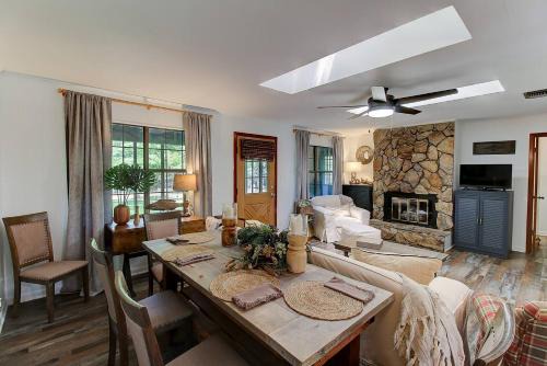 Shreveport Casa | Island, Lakefront Emerald Point-fenced-boats