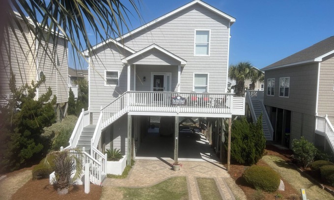 Ocean Isle Beach Casa | 20 Chan Dr- 4 BDR / 2. 5 BA Island Park Home - ¡Capacidad para 10 personas! Corto paseo a la playa.