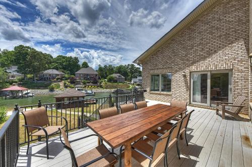 Lake Norman of Catawba Casa | Island Point by AvantStay Sleeps 18 Dock