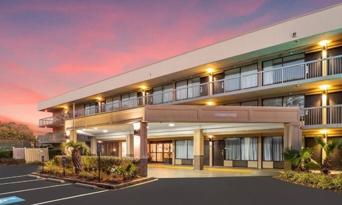 Hilton Head Island Hotel | Island Retreat: Enjoy Comfy Room w/ Pool & Free Continental Breakfast, 3 Rooms