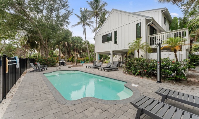 Siesta Key Casa | Island Sol: Secluded 4 BR Paradise with Salt Water Pool, Walk to the Village