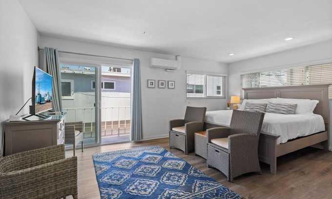 Balboa Peninsula Apartamento | Island Suite - Amazing location by Balboa Ferry and Beaches with New A/C
