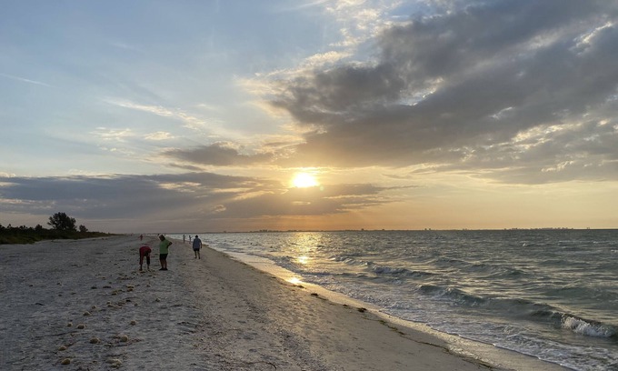 Sanibel Casa | Island Townhouse steps from the ocean, large lanai, heated pool - Summer AVAIL