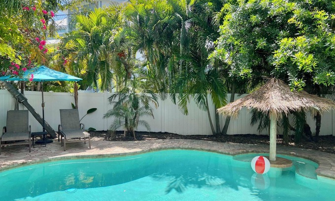 Holmes Beach Casa | Cerca de la playa y restaurantes con piscina climatizada!