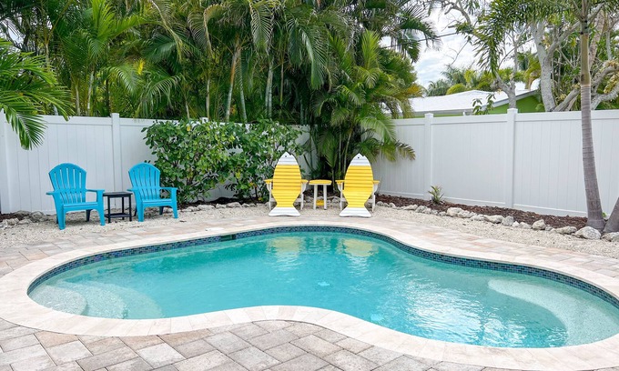 Holmes Beach Casa | Cerca de la playa y restaurantes con piscina privada climatizada.