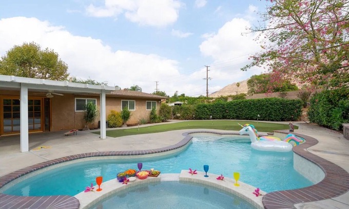 Patton Casa | Island Vibes in Riverside: Your Tropical Escape!