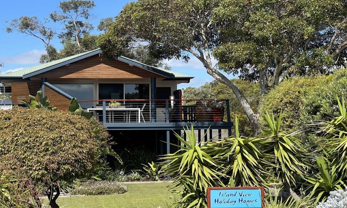 Lake Wangary Casa | Island View 2 es una casa de vacaciones moderna, muy cómoda y bien presentada.