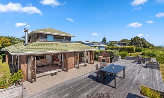 Paraparaumu Beach Casa | Island View Beach House - Paraparaumu Beach Home