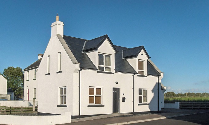 Bushmills Casa | Isle Cottage Holiday Home, located two miles from the Giants Causeway