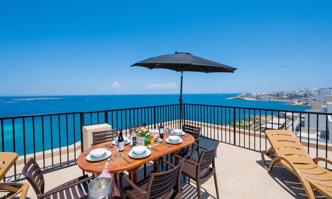 Qawra Apartamento | Islet Promenade Seafront Penthouse with Hot Tub