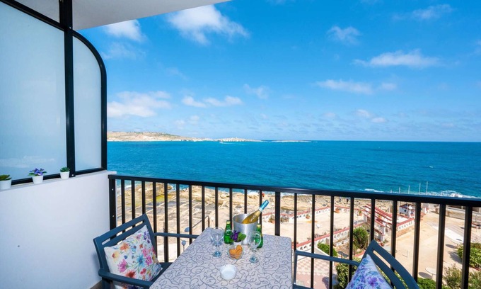 Qawra Apartamento | Islet Promenade Apartamento de 1 dormitorio con 2 balcones frente al mar