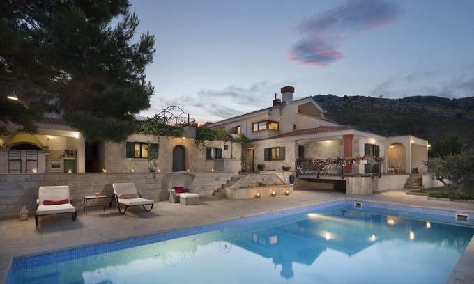 Plano Villa | Cinco estrellas de lujo Villa con piscina privada, vistas al mar y Olive Garden, cerca de Split