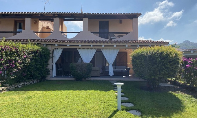 Baja Sardinia Villa | Baja Cerdeña-Costa Smeralda. Villa panorámica con jardín a tiro de piedra del mar.