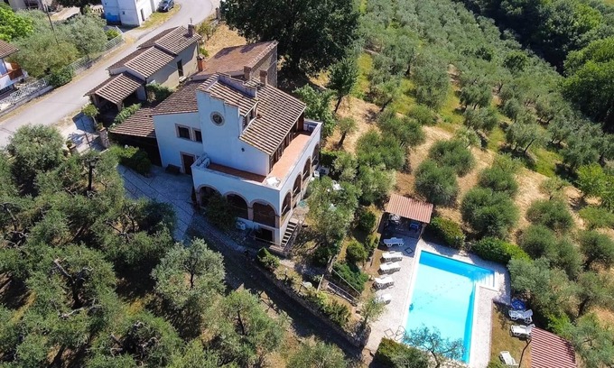 Castel dell’Aquila Villa | ** VILLA en UMBRIA dividida en 5 habitaciones independientes + piscina + billar **