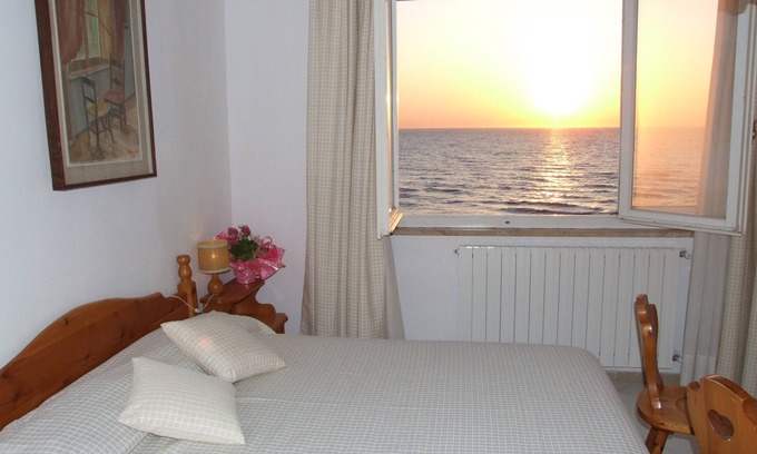 Marina di Castagneto Carducci Apartamento | Encantadoras vistas al mar desde la terraza, apartamento junto al mar.
