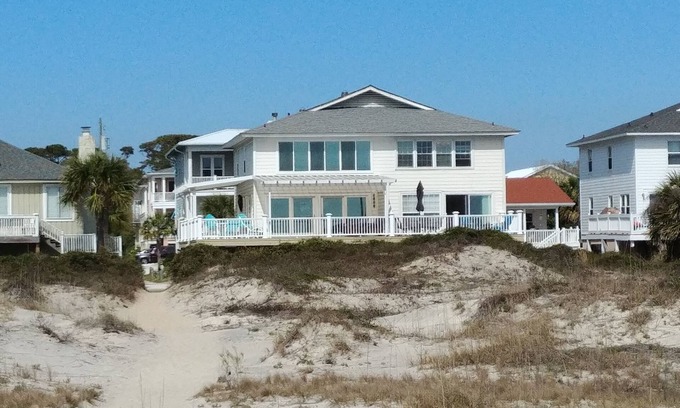 Savannah Beach Casa | ¡Es un asilo de playa y está frente a la playa! Contempla las hermosas dunas y el océano.