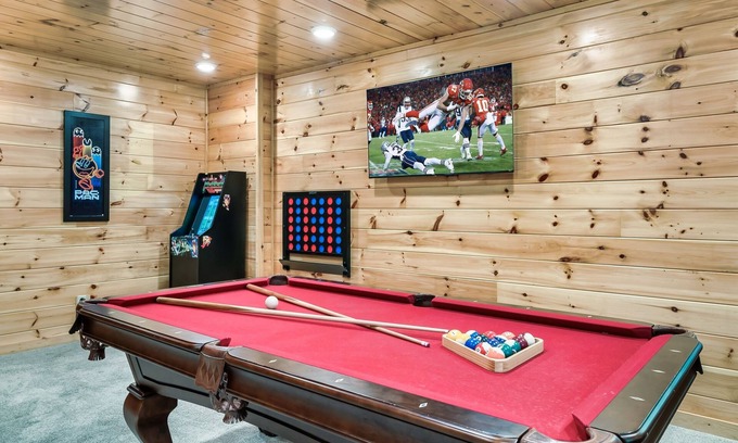 Sevierville Cabina | It's Fall, Y'all! Log Cabin with 2 King Suites, Hot Tub & Game Room