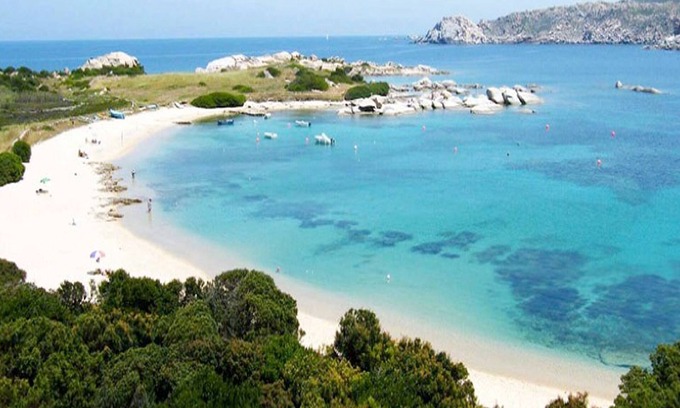 Capo Testa Apartamento | Casa de vacaciones con vista y jardín a la cabeza de la casa.