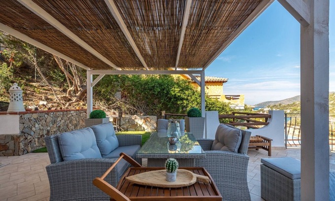 Torre delle Stelle Villa | Elegante parte de una villa panorámica a tiro de piedra del mar
