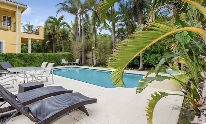 Birch Park Finger Streets Casa | Italian Beach House with Pool & King Bed