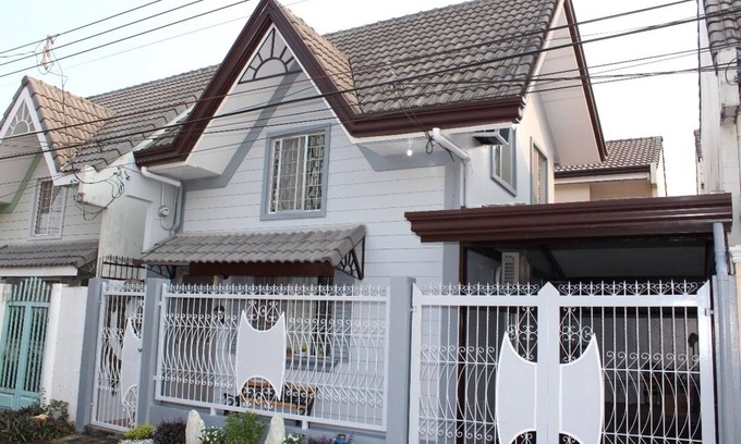 Angeles City Casa | Es una casa adosada de 2 pisos, cerca de la zona del puerto franco de Clark