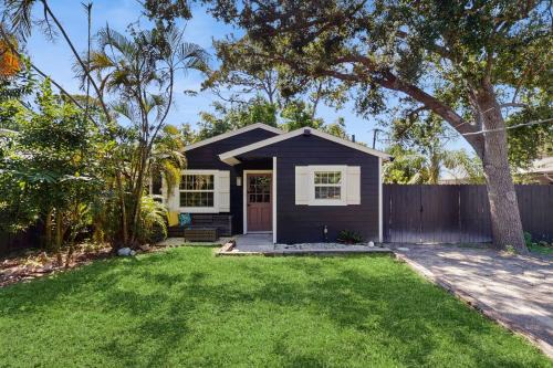Ridge Wood Heights Casa | Its All There in Black and White