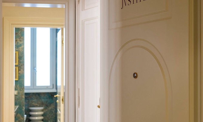 Rione II Trevi Apartamento | Iustitia - Apartment with Frescoes