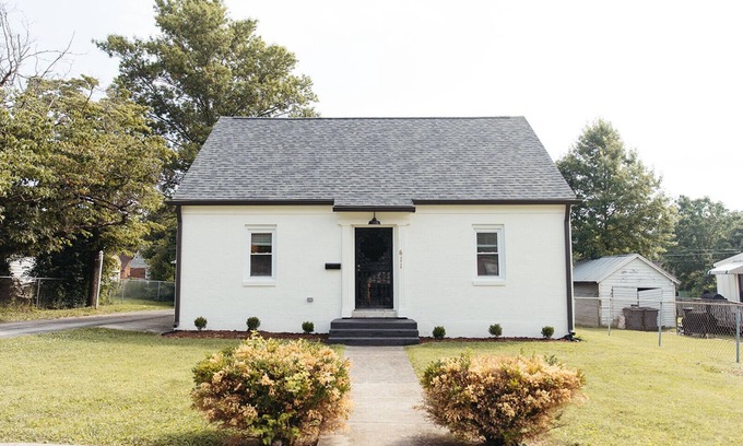 Lexington Casa | “Ivory Inn” Modern Stay w/ Hot Tub - Greyline