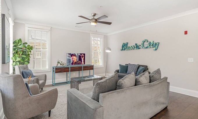 West End Casa | Ivory - Private Porch - Walk to Centennial Park