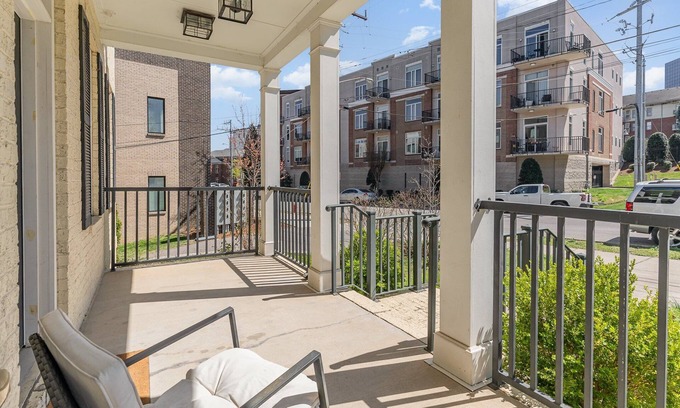 West End Cabaña | Ivory - Private Porch - Walk to Centennial Park