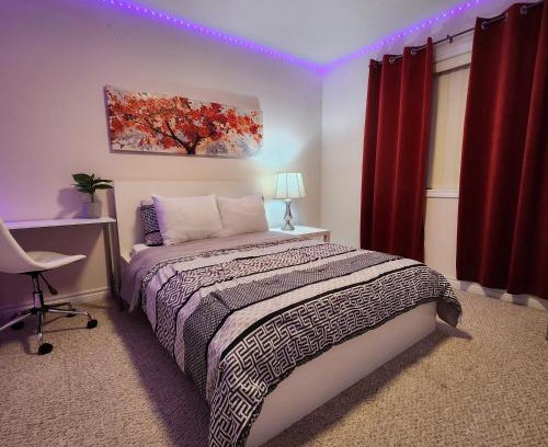 London Casa | Ivory Staycation Suite with Free Street Parking, Shared kitchen and washroom