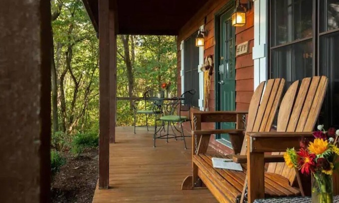 Steeles Tavern Cabina | Ivy Cabin, Hot tub and on site Spa!