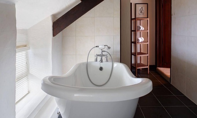 Boncath Cabaña | Ivy Cottage - a spacious but cosy cottage for two (+cot) and exceptional leisure facilities