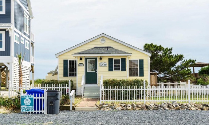 Long Beach Casa | Ivy Cottage by Oak Island Accommodations
