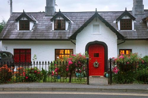 Killarney Casa | Ivy Cottage Steps from Killarney National Park