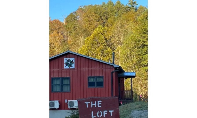 Mars Hill Apartamento | Ivy Riverfront private retreat - tubing, fishing right out the door!