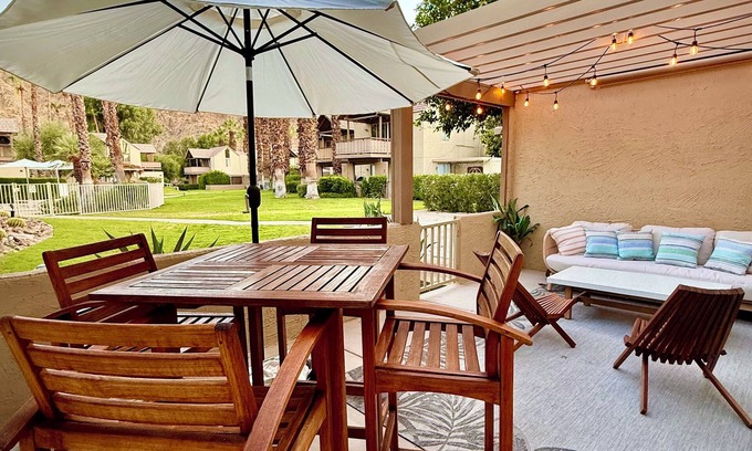 Indian Wells Condominio | IW 1 Bedroom Condo, Awesome Patio with Pool and Mountain Views